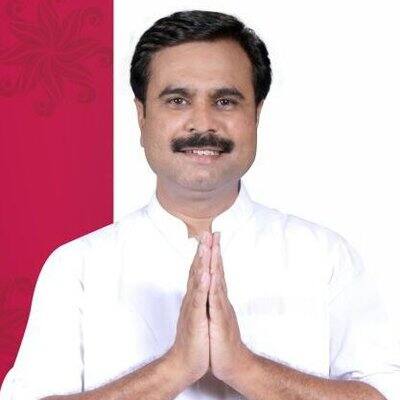 સુરેન્દ્રનગર જિલ્લામાં આ વર્ષે વરસાદ ખૂબ ઓછો પડ્યો છે અને પાકને બચાવવા માટે પાણીની જરૂર છે. તેવા સમયે ખેડૂતોને નર્મદાનું પાણી મળી રહે તે ખૂબ જરૂરી છે. નર્મદા વિભાગ દ્વારા કેનાલોમાં પાણી છોડવામાં આવ્યુ છે. પરંતુ ખેડૂતોને પાણી લેવા પર પ્રતિબંધ મૂકીને કડક કાર્યવાહી કરવામાં આવી રહી છે. જેનો ખેડૂતો વિરોધ કરી રહ્યા છે. 