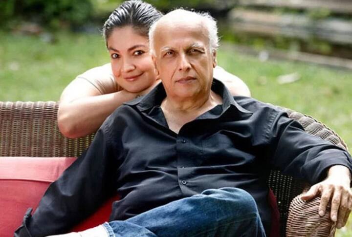 પૂજાએ વધુમાં કહ્યું કે, એકવાર મુંબઇ એરપોર્ટ પર તેની પાસે બેઠેલો એક મિત્રએ તેની બ્રેસ્ટ પર હાથ ફેરવ્યો હતો. તેને કહ્યું કે 11 વર્ષ સાથે રહ્યા બાદ 2014માં મારા લગ્ન તુટ્યા તો એક પબ્લિકેશન હાઉસે મારા પિતાને પુછ્યુ. હું જ પાપાને બધુ બતાવી દઉં. પૂજાના લગ્ન 2003માં બિઝનેસમેન મનીષ માખીજા સાથે લગ્ન થયા હતા, પણ 2014માં બન્ને અલગ થઇ ગયા હતા.