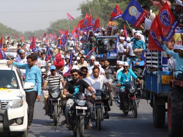 પાલનપુર: બનાસકાંઠાના પાલનપુરથી મહેસાણાના ઊંઝા ઉમિયાધામ સુધી પાટીદારોની સદભાવના યાત્રા રવાના થઈ હતી. આ યાત્રામાં પાસ કન્વીનર હાર્દિક પટેલ અને એસપીજીના અધ્યક્ષ લાલજી પટેલ જોડાયા હતા. આ ઉપરાંત મોટી સંખ્યામાં પાટીદારો પણ જોડાયા હતાં. ઉલ્લેખનીય છે કે આ પહેલા પણ પાટીદારોએ 9 સપ્ટેમ્બરે પાટણના ખોડિયાર મંદિરથી ઊંઝા ઉમિયા માતા મંદિર સુધી 31 કિલોમીટર લાંબી સદભાવના પદયાત્રા કાઢી હતી.