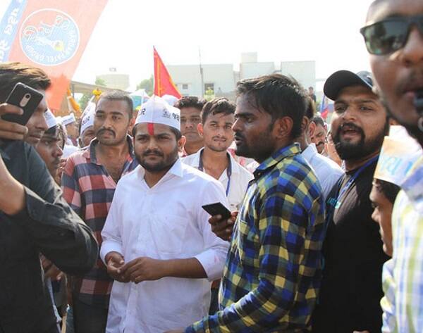 પદયાત્રામાં કોંગ્રેસના ધારાસભ્યો કિરીટ પટેલ અને લલિત વસોયા હાજર રહ્યા હતા. આ ઉપરાંત પાટણ સહિત ઉત્તર ગુજરાતના 12 હજારથી વધુ પાટીદારો જોડાયા હતા.