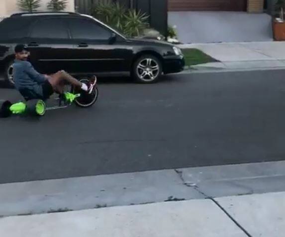 ઉપરાંત વીડિયોમાં તે એક નાની બાળકી સાથે ટ્રાઇસિકલ પર રેસ લગાવતો પણ જોવા મળે છે. 