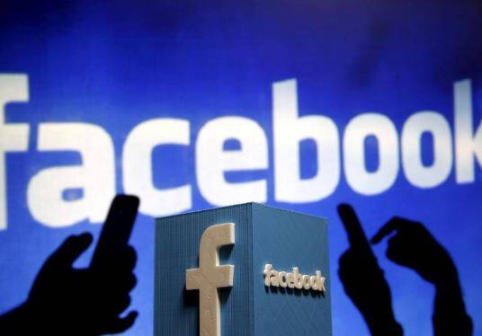 નવી દિલ્હી: આગામી વર્ષે યોજાનારી 2019ની ચૂંટણીને લઈને ફેસબૂકે પોતાની સાઈટનો દૂર ઉપયોગ થતો અટકાવવા એક ટાસ્ક ફોર્સની રચના કરી છે. સોશિયલ મીડિયા સાઈટ ફેસબૂકના આ ટાસ્ક ફોર્સમાં સેંકડો લોકો હશે. ફેસબૂકે જાહેરાત કરી છે કે ચૂંટણીમાં નફરતભર્યા ભાષણોને ફેસબૂક પર સ્થાન નહી મળે. ચૂંટણીઓમાં સોશ્યલ મીડિયા ચૂંટણી પ્રચારનું અભિન્ન અંગ બની ગયુ છે.