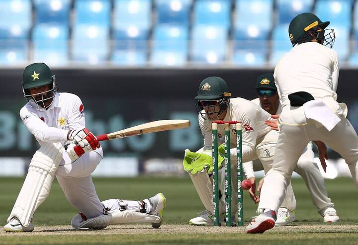 દુબઈઃ એશિયા કપમાં પાકિસ્તાનના કંગાળ દેખાવ બાદ ટીમ મેનેજમેન્ટ હારમાંથી પદાર્થ પાઠ લેતાં ઓસ્ટ્રેલિયા સામેની ઘરેલુ ટેસ્ટ સીરિઝ માટે ત્રણ મોટા ખેલાડીઓને ટીમમાં સામેલ કર્યા છે. મોહમ્મદ હફીઝ, વહાબ રિયાઝ અને યાસિર શાહની ટેસ્ટ ટીમમાં વાપસી થઈ છે. હફિઝ બે વર્ષ બાદ અને વહાબ રિયાઝ તથા યાસિર શાહ એક વર્ષ બાદ ટેસ્ટ ટીમમાં રમી રહ્યા છે.