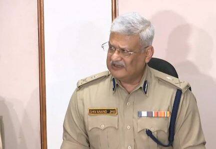 અમદાવાદ: સાબરકાંઠાના ઢૂંઢર ગામમાં બે વર્ષની બાળકી સાથે પરપ્રાંતિય ફેક્ટરી મજૂર દ્વારા દુષ્કર્મની ઘટના બાદ રાજ્યના પાંચ-છ જીલ્લામાં પરપ્રાંતિય લોકો પર હુમલાની ઘટનાઓ સામે આવી છે. આ અંતર્ગત રાજ્યના પોલીસ વડા શિવાનંદ ઝાએ પત્રકાર પરિષદને સંબોધન કર્યું હતું. શિવાનંદ ઝાએ આ મુદ્દે માહિતી આપતા જણાવ્યું કે, સાંબરકાંઠામાં એક બાળકી સાથે જે રીતે દુષ્કર્મની ઘટના બની તે ખુબ આઘાત જનક છે. આ ગુનો કરનાર અપરાધીએ ઝડપી પાડી, તેને સખતમાં સખત સજા થાય તે માટે કાર્યવાહી પણ કરી છે. પરંતુ આ ઘટના બાદ જે રીતે અન્ય નિર્દોષ પરપ્રાંતિય લોકો પર હુમલાની ઘટના સામે આવી રહી છે તે દુખની વાત છે.