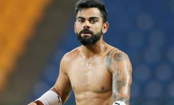 નવી દિલ્હીઃ ભારતીય ક્રિકેટ ટીમના સૌથી ફીટ ખેલાડીઓમાંથી એક કેપ્ટન વિરાટ કોહલીએ તેની ફિટનેસના વધારે શ્રેષ્ઠ કરવાનો મોટો ફેંસલો લીધો છે. કેપ્ટન કોહલીએ પત્ની અનુષ્કાના પગલે ચાલતાં ખાન-પાનમાં ફેરફાર કરીને પૂરી રીતે શાકાહારી બની ગયો છે.