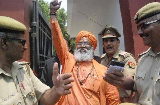 મીડિયા સાથેની વાતચીતમાં સાક્ષી મહારાજે 2019 પહેલા અયોધ્યામાં રામ મંદિર નહીં બને તો બીજેપી સાથે છેડો ફાડવાની વાત પણ કરી છે. તેમણે આ મુદ્દે પાર્ટી નહીં પરંતુ સંતોના સમર્થનની વાત કરી છે.