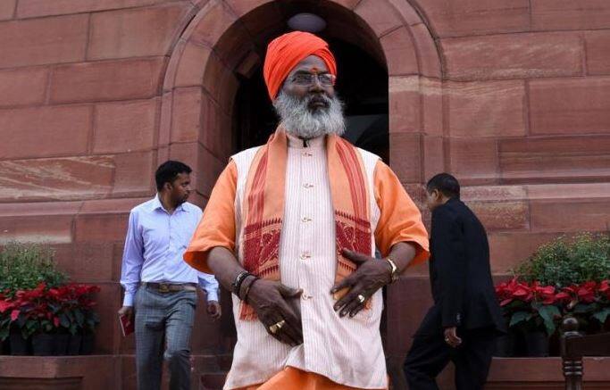 નવી દિલ્હીઃ ઉત્તર પ્રદેશના ઉન્નાવથી બીજેપી સાંસદ સાક્ષી મહારાજે ફરી એકવખત વિવાદાસ્પદ નિવેદન કર્યું છે. તેમણે કહ્યું કે, “રાહુલ ગાંધીનું આખું કુટુંબ ચોર છે. જો તેમનામાં તાકાત હોય તો ઉન્નાવથી ચૂંટણી લડે. જો હું હારી જઈશ તો રાજનીતિ છોડી દઈશ. રાહુલ ગાંધી હારી જાય તો દેશ છોડીને ઈટાલી જતા રહેવું પડશે.”