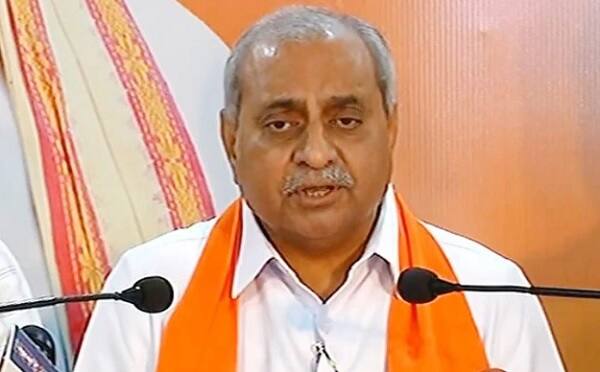 અમદાવાદ: સાબરકાંઠામાં 14 મહિનાની માસુમ બાળકી પર દુષ્કર્મ આચરાયા બાદ સમગ્ર ઉત્તર ગુજરાતમાં ઘેરા પ્રત્યાઘાતો પડી રહ્યા છે. આ ઉપરાંત અમદાવાદમાં પણ પરપ્રાંતીયો પર હુમલાની ઘટના સામે આવી હતી. પરપ્રાંતીયો પર થતાં હુમલાઓ થવાની ઘટનાઓ હજુ શમી નથી ત્યાં નાયબ મુખ્યમંત્રી નીતિન પટેલે એવું નિવેદન કર્યું હતું કે, પરપ્રાંતીયો પર થતાં હુમલામાં ઠાકોર સેના અને તેના આગેવાનોની મૂખ્ય ભૂમિકા છે જેના કારણે બળતાંમાં ઘી ઉમેરાયું છે.