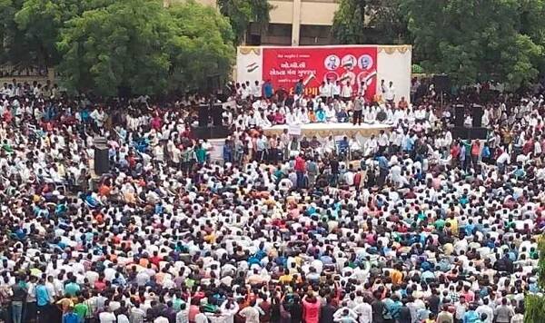 રાજકીય નિવેદન કરી જાણે નાયબ મુખ્યમંત્રીએ ઠાકોરોને ઉશ્કેર્યાં છે. રવિવારે નિતીન પટેલે એવું નિવેદન કર્યું હતું કે, ઠાકોર સેના એલાન આપે, કાર્યકરો આંદોલન કરે અને પરપ્રાંતીયોને ધમકી આપે જેનો મતલબ સાફ છે કે, ઠાકોર સેનાના આગેવાનો સંડોવાયેલા છે અને સીધી ભૂમિકા છે.