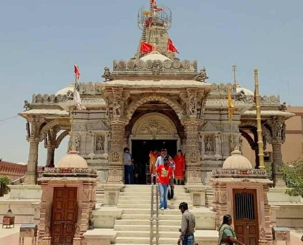 ઉમિયા મંદિરનો વહીવટ સંભાળતી ઉમિયા માતાજી સંસ્થાનની કારોબારી સભા રવિવારે મંદિરના ઉમેશ્વર હોલમાં મળી હતી. જેમાં સંસ્થાનના પ્રમુખ તરીકે પટેલ મણિભાઈ ઇશ્વરલાલ (મમ્મી)ની વરણી કરવામાં આવી હતી. 