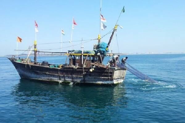 હવામાન વિભાગના જણાવ્યા અનુસાર, અરબી સમુદ્રમાં એક ડિપ ડિપ્રેશન ઉભું થયું છે. તે ધીરે ધીરે ગુજરાતના દરિયા તરફ ગતિ કરી રહ્યું છે. જેની અસર ગુજરાત પર થઈ શકે છે. પરંતુ તે કેટલું તાકાતવર હશે તે વિશે હાલ કહી શકાય તેમ નથી. અરબી સમુદ્રમાં મુંબઈથી નીચેના ભાગે એક સિસ્ટમ આકાર લઈ રહી છે.