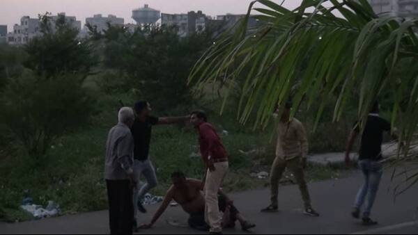 આ પીએસઆઈ બંધ ફ્લેટમાં યુવતીઓ સાથે રંગરેલિયાં મનોવતો અને કલાકો લગી સેક્સ માણતો હતો. રોજ નવી નવી છોકરીઓ આવતી તેથી આ ફ્લેટનો માહોલ બગડતો હતો. રહેણાક વિસ્તારમાં આવી પ્રવૃત્તિ કરતા પીએસઆઈ સામે સ્થાનિકોમાં રોષ ફેલાયો હતો.