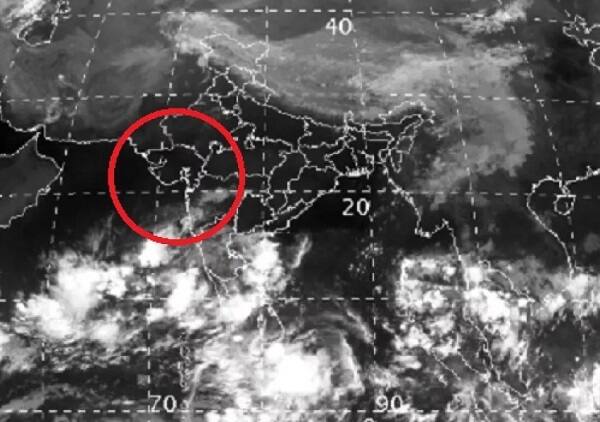 હાલમાં આ વાવાઝોડું ઓમાનના સલાહા બંદરથી 1,020 કિલોમીટર દૂર છે. જે ધીમેધીમે પ્રતિ ક્લાકે 20 કિલોમીટરની ઝડપે આગળ વધી રહ્યું છે. જે તિવ્ર બનતાંની સાથે જ 135 કિલોમીટર પ્રતિ ઝડપે પવન ફૂંકાવાની શરૂઆત થશે.