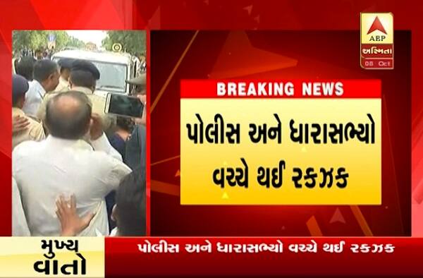 કેનાલોમાં પાણી નહીં છોડાતાં જળ સમાધી લેવાના હતા તેના ભાગરૂપે આજે સવારે એપીએમસીથી જિલ્લા કોંગ્રેસ પ્રમુખ મનુભાઇ પટેલ, જિલ્લા પંચાયત પ્રમુખ કલ્પનાબેન મકવાણા, પૂર્વ પ્રમુખ ચેતનભાઇ ખાચર, એપીએમસી ચેરમેન મોહનભાઇ પટેલની આગેવાનીમાં ખેડૂતો કલેક્ટર ધસી જઇ રજૂઆત કરી હતી.