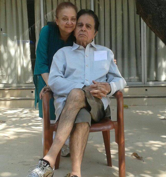 મુંબઈઃ બોલીવુડના દિગ્ગજ અભિનેતા દિલીપ કુમારની તબિયત ફરી એકવાર ખરાબ થઈ છે. જેના કારણે તેમને મુંબઈની લીલીવતી હોસ્પિટલમાં દાખલ કરવામાં આવ્યા છે. દિલીપ કુમાર અને સાયરા બાનુના પારિવારિક સૂત્રોના જણાવ્યા મુજબ, દિલીપ કુમારને સોમવારે રાતે આશરે 12.30 કલાકની આસપાસ હોસ્પિટલમાં દાખલ કરવામાં આવ્યા છે.