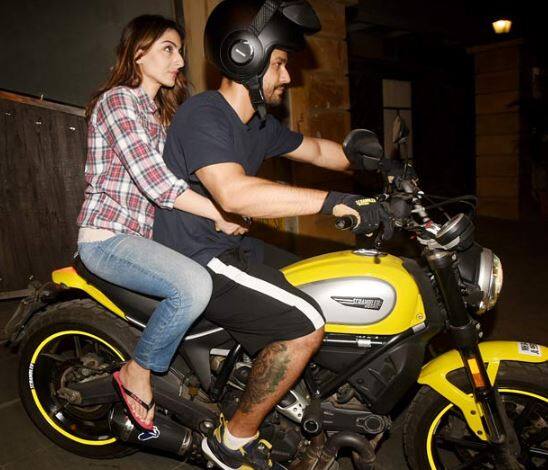 સોલા અને કુણાલ કેઝ્યૂલ ડ્રેસમાં જોવા મળ્યા હતા. મુંબઈના રસ્તાઓ પર આ કપલે જોય રાઈડ એન્જોય કરી હતી. 