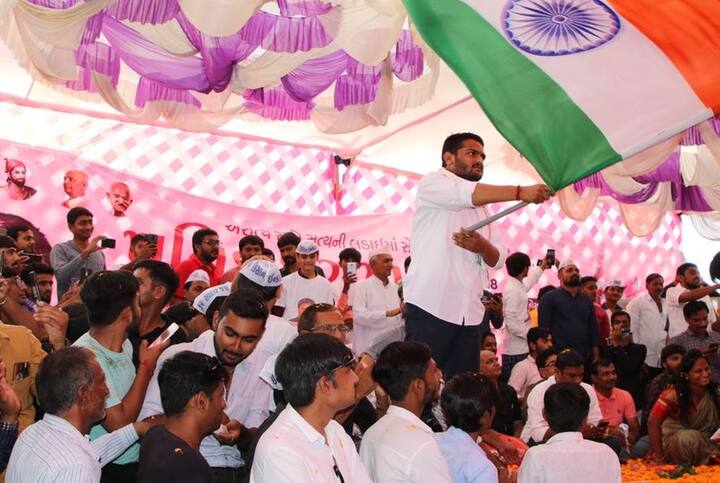 હાર્દિક પટેલે અન્ય ટ્વિટમાં લખ્યું કે, ગુજરાતમાં ઉત્તર ભારતીયો પર થઈ રહેલા હુમલાની નિંદા કરું છું. અપરાધીને કડકમાં કડક સજા મળે તે માટે સમગ્ર દેશ તેની સાથે ઉભો છે. પરંતુ એક અપરાધીને કારણે આપણે આખા દેશને દોષ આપી શકીએ નહીં. આજે ગુજરાતમાં 48 IAS અને 32 IPS ઉત્તર પ્રદેશ અને બિહારથી છે. આપણે બધા એક છીએ. જય હિંદ.