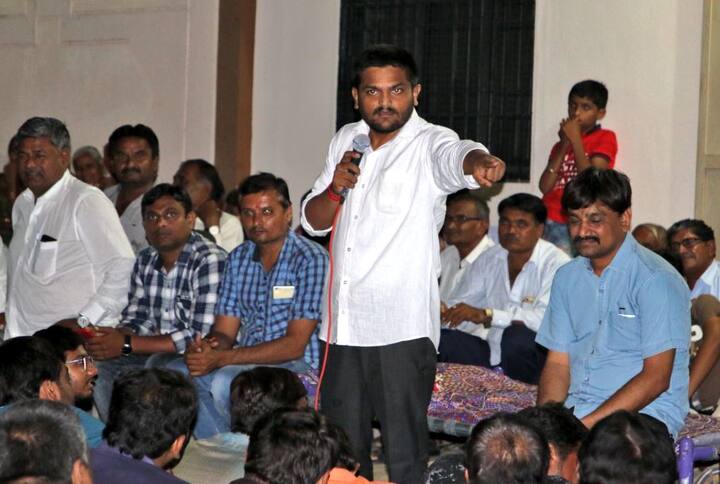 ટ્વિટમાં તેણે લખ્યું કે, ગુજરાતમાં ભારતના બીજા રાજ્યોના કામદારો પ્રત્યે નફરત જેવી વાત રહી નથી. પહેલીવાર આવું બન્યું છે. ગુજરાત માટે હિન્દી કોઈ સાવકી ભાષા નથી. અહીં ઘરે ઘરે હિન્દી ન્યૂઝ ચેનલ જોવાઈ રહી છે. લોકો શોખથી હિન્દી બોલે છે. ભારતના તમામ પ્રદેશના લોકો આપણો પરિવાર છે. ગુજરાતમાં ઉત્તર ભારતીયો પર થઈ રહેલા હુમલા અંગે દેશના વડાપ્રધાન ક્યારે બોલશે. નરેન્દ્રભાઇ મોદીએ કહ્યું હતું કે, બિહાર અને ઉત્તરપ્રદેશ સાથે તો મારે જુનો સંબંધ છે. ગુજરાતની તમામ શ્રમ ફેક્ટરીમાં ઉત્તર ભારતીય લોકો કામ કરે છે. આજે તમામ ફેક્ટરીઓ બંધ છે. ઉત્તર ભારતનું કેટલું મહત્વ છે તે આજે સમજાયું.