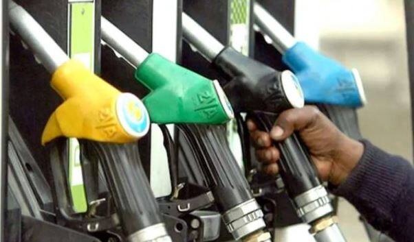 દિલ્હીની વાત કરીએ તો 82.26 રૂપિયા પ્રતિ લિટર અને ડીઝલ 74.11 રૂપિયા પ્રતિ લિટર મળી રહ્યું છે. જ્યારે મુંબઈમાં પ્રેટ્રોલ 87.73 રૂપિયા પ્રતિ લિટર અને ડીઝલ 77.68 રૂપિયા પ્રતિ લિટર છે.