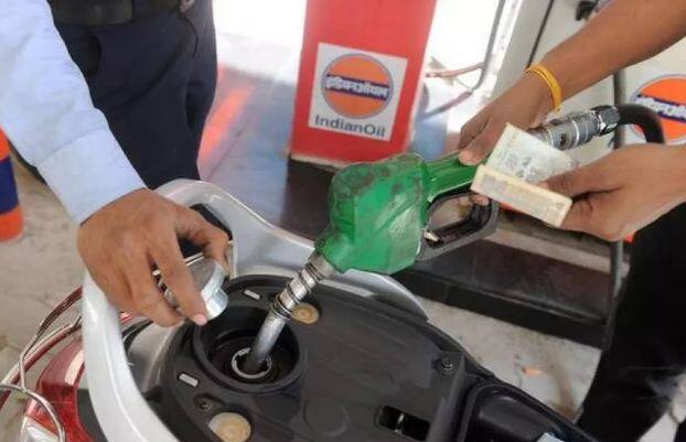  કેન્દ્ર સરકારે ગુરુવારે જ પેટ્રોલ અને ડીઝલની કિંમતમાં અઢી રૂપિયા ઘટાડો કરવાની જાહેરાત કરી હતી. જેના બાદ ભાજપ શાસિત ગુજરાત, મહારાષ્ટ્ર, ઉત્તર પ્રદેશ, ત્રિપુરા, અસમ, ઝારખંડ, હરિયાણા, હિમાચલ પ્રદેશ અને મધ્ય પ્રદેશના રાજ્યોમાં લાગતો વેટ ઘટાડીને 2.50 રૂપિયા પ્રતિ લિટર ધટાડો કરવામાં આવ્યો હતો.