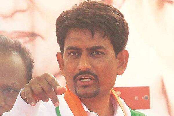 હવે કોંગ્રેસમાં રહેલાં પરપ્રાંતીય આગેવાનોમાં પણ અલ્પેશ સામે વિરોધ વંટોળ ઊભો થયો છે. કોંગ્રેસના પરપ્રાંતીય આગેવાનો એવો સૂર પુરાવે છે કે, રાહુલ ગાંધીએ જ્યારે કોંગ્રેસમાં અલ્પેશને પ્રવેશ કરાવ્યો તે અલ્પેશનું નહીં.