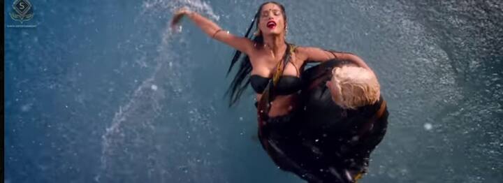  આ બન્ને ફિલ્મ ‘ઘ જર્ની ઓફ કર્મા’માં એક સાથે જોવા મળસે. ફિલ્મનું ટ્રેલર લોન્ચ થયું છે અને આ એટલું બોલ્ડ છે કે જોઈને તમારા હોંશ ઉડી જશે.