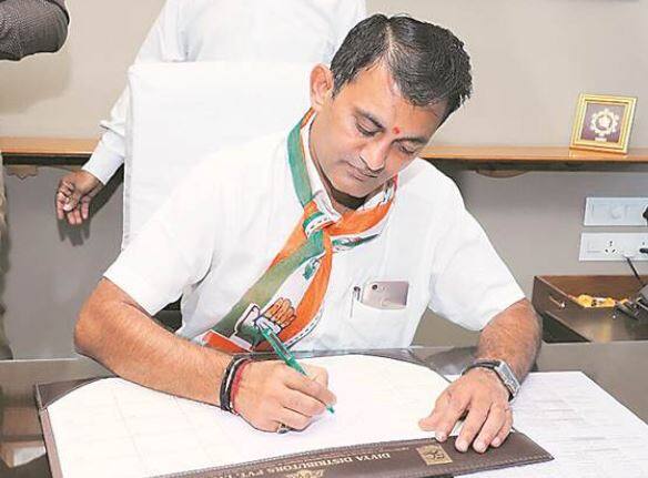 અમરેલી તાલુકા પંચાયતની 6 બેઠકની પેટાચૂંટણીનું પરિણામ જાહેર થયું છે. ભાજપ અને કોંગ્રેસ બંનેના ફાળે 3-3 બેઠકો આવી છે. પેટાચૂંટણીમાં કોંગ્રેસને 3 બેઠકોનું નુકસાન થયું છે. અમરેલી તાલુકાની વડેરા, મોટા આંકડીયા અને બાબાપુર બેઠક પર કોંગ્રેસની જીત થઇ છે. 