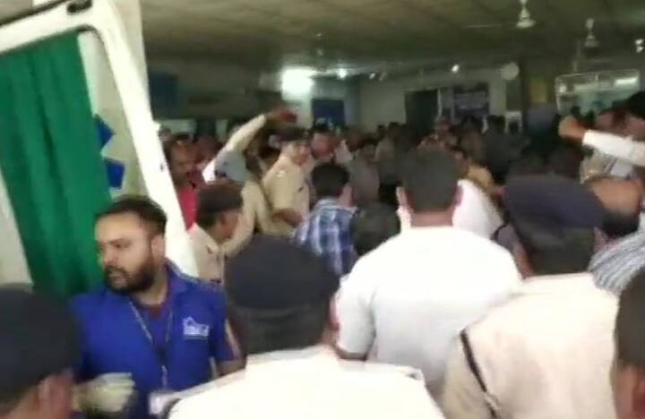 તમામ ઘાયલોને નજીકની હોસ્પિટલમાં દાખલ કરવામાં આવ્યા છે. ઘટનાની જાણકારી મળતાં જ જિલ્લા કલેકટર ઉમેશ અગ્રવાલ ત્યાં પહોંચી ગયા છે. તેમણે કહ્યું કે અત્યાર સુધી 14 લોકોને દાખલ કરવામાં આવ્યા છે.