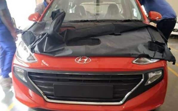 નવી સેન્ટ્રોમાં મજબૂતી માટે 63% હાઇ સ્ટીલનો ઉપયોગ કરવામાં આવ્યો છે. 2018 હ્યુન્ડાઈ સેન્ટ્રો કારને ગ્રાંડ i10 અને ઇયોન વચ્ચેના સેગમેન્ટમાં ઉતારવામાં આવી રહી છે. ABS અને ડ્રાઇવર એર બેગ તમામ વેરિયન્ટ્સમાં સ્ટાન્ડર્ડ આપવામાં આવ્યું છ. ટોપ મોડલમાં ડ્રાઇવરની સાથે પેસેન્જર એરબેગ પણ આપવામાં આવી છે. 