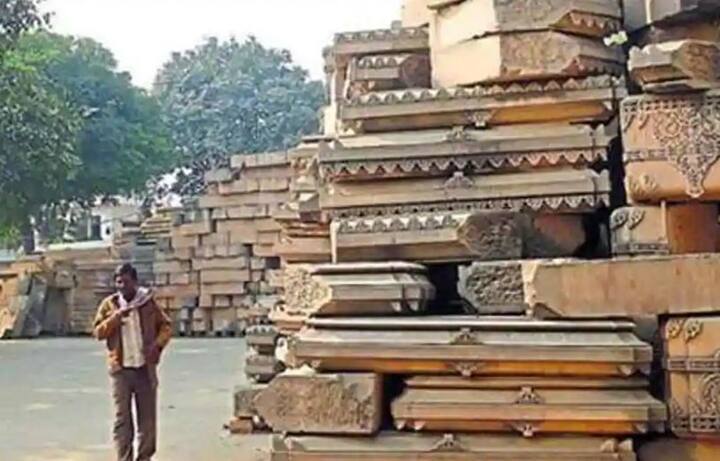 આશરે ત્રણ દાયકા પહેલા ભગવાન રામના અનેક શ્રદ્ધાળુ પોલીસ ગોળીબારમાં માર્યા ગયા હતા. ત્યારથી બીજેપી તેનો લાભ લેતી ગઈ અને ત્યારથી તેની પાસે મજબૂત રાજકીય જનાદેશ છે. ભગવાન રામ બીજેપી માટે સારા દિવસો લઈને આવી પરંતુ ભગવાન ખુદ વનવાસમાં છે. 