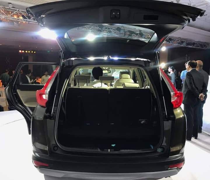 એકસ્ટ્રા પેસેન્જર્સ માટે થર્ડ સીટિંગ રો પણ આપવામાં આવી છે. બૂટ સ્પેસ વધારવા માટે ફોલ્ડ પણ કરવામાં આવી શકે છે. ઉપરાંત નવી કારમાં બંપર, ફોગ લેમ્પ અને બંપર ગ્રિલ પણ અપડેટ કરવામાં આવી છે.