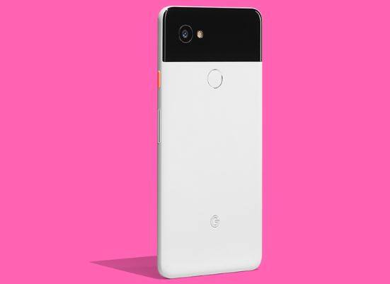 Pixel 3 અને Pixel 3 XLમાં એક જ રિયર કેમેરા આપવામા આવ્યો છે અને આ 12 મેગાપિક્સલનો આપવામાં આવી શકે છે. જે પાછલા ડિવાઈઝમાં હતા. જ્યારે સેલ્ફી માટે બે રિયર કેમેરા આપવામાં આવ્યા છે. રિયર કેમેરામાં f/1.8 અપાર્ચરનો લેન્સ આપવામાં આવ્યો છે. સેલ્ફી માટે એક 8 મેગાપિક્સલનો કેમેરા છે. જ્યારે બીજો 8 મેગાપિક્સલનો કેમેરો વાઈડ એન્ગલ છે.