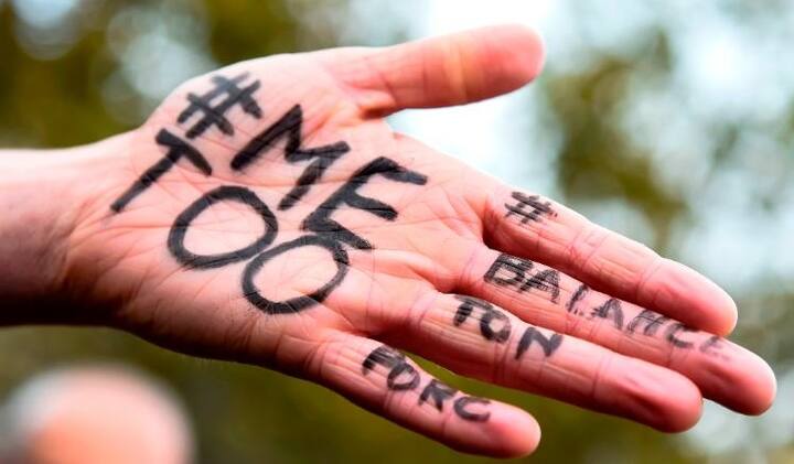 પત્રકારો સાથે વાતચીત કરતા ઉદિત રાજે ઉદ્ગતાઇની હદ વટાવતા કહ્યું કે, મહિલાઓ પુરુષ પાસેથી બે-ત્રણ લાખ રૂપિયા લે છે અને પછી તેના પર આરોપ લગાવે છે અને પછી બીજા પુરુષને પકડે છે. હું સ્વીકારું છુ કે, આ પુરુષોનો સ્વભાવ છે. પણ શું મહિલાઓ પરફેક્ટ છે? શું તેઓ તેનો ગેરલાભ નથી ઉઠાવતી? પુરુષોનું જીવન આમાં બરબાદ થઇ જાય છે.