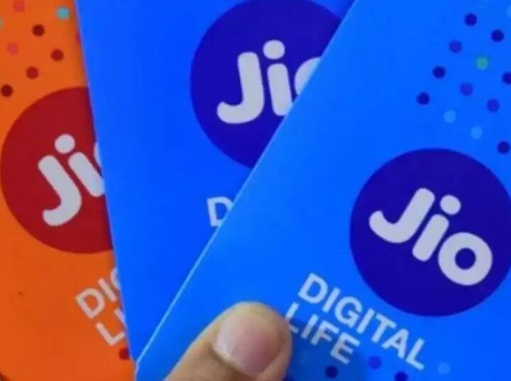 હાલ મોટાભાગની ટેલિકોમ કંપનીઓ 199 રૂપિયાની રેન્જમાં 1.4 જીબી ડેટા આપી રહી છે. પરંતુ બીએસએનએલ આ બધા પ્લાન્સને ટક્કર આપવા નવો પ્લાન લઈને આવી છે. બીએસએનએલ યુઝર્સ 186 રૂપિયાના રિચાર્જમાં 2.2 જીબી ડેટા આપી રહી છે. પ્લાનમાં પહેલા યૂઝર્સને 1 જીબી ડેટા મળતો હતો પરંતુ હવે ડેટાને રિવાઇઝ કરવામાં આવ્યો છે. રિલાયન્સ જિયો 199 રૂપિયામાં 56 GB 4G ડેટા તેના પ્રીપેડ યૂઝર્સને આપી રહી છે. 