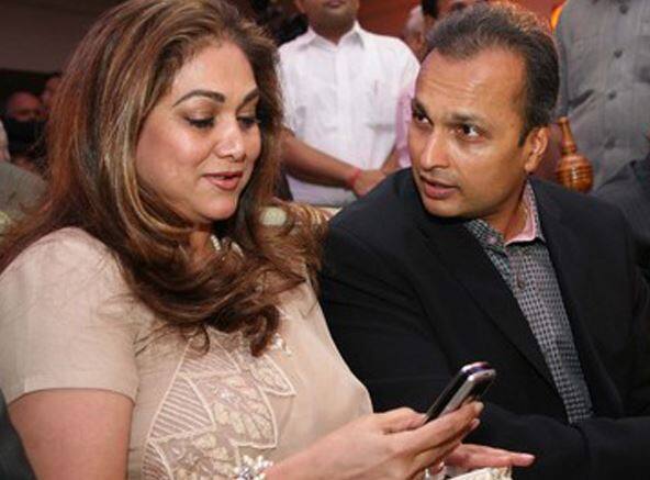 ફોર્બ્સના લિસ્ટમાં મુકેશ અંબાણીની કુલ સંપત્તિ આશરે 3,51,888 કરોડ રૂપિયા (47.3 બિલિયન ડોલર) જણાવવામાં આવી છે. જ્યારે તેના ભાઈ અનિલ અંબાણીની કુલ સંપત્તિ 3.15 અબજ ડોલરથી ઘટીને આ વર્ષે 2.44 અબજ ડોલર થઈ ગઈ છે.