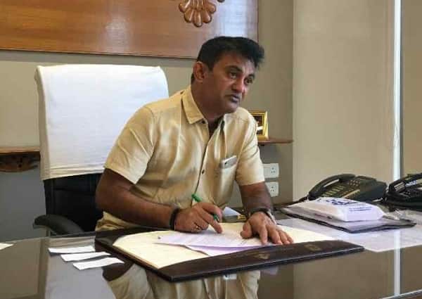 નીતિન પટેલે કહ્યું હતું કે, પરપ્રાંતિયો ઉપર હુમલા કરી રહ્યા છે તે સંગઠનના નેતા કોંગ્રેસના નવા એમએલએ બન્યા છે. તેઓની રાહુલ ગાંધી સાથે સીધી લાઈન છે અને પ્રદેશ પ્રમુખ કે વિપક્ષના નેતાને છોડીને તેઓ રાહુલ સાથે સીધી વાત કરે છે તેવું કોંગ્રેસના નેતાઓનું જ કહેવું છે. રાહુલ ગાંધી પોતે બધું જ જાણે છે. કોંગ્રેસ સમગ્ર ઘટનાને ગેરમાર્ગે દોરવાનો પ્રયાસ કરી રહી છે.