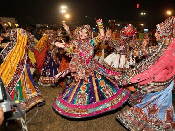 અમદાવાદઃ નવરાત્રિને લઈને અમદાવાદ પોલીસ કમિશ્નર એ.કે.સિંઘે જાહેરનામું બહાર પાડ્યું છે. આ જાહેરનામાનો ભંગ કરનાર સામે કાયદેસરની કાર્યવાહી હાથ ધરવામાં આવશે. આ જાહેરનામું 10મી ઓક્ટોબરથી લઈને 18મી ઓક્ટોબર સુધી અમલી રહેશે. જો રાત્રે 12 વાગ્યા પછી કોઈ પણ સ્થળે લાઉડ સ્પીકર વગાડી શકાશે નહીં. જો આવો કોઈ બનાવ ધ્યાનમાં આવશે તો આયોજકો સામે ગુનો નોંધીને કાયદેસરની કાર્યવાહી હાથ ધરવામાં આવશે.