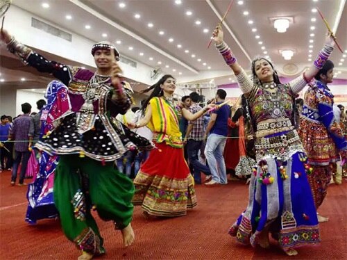 જે પ્રમાણે ગરબા સ્થળના આયોજકો પાસે યોગ્ય પાર્કિંગની વ્યવસ્થા નહીં હોય અને વાહનો ગરબા સ્થળની બહાર જાહેર રોડ પર પાર્ક કરવામાં આવશે તો ટો કરી લેવામાં આવશે. એટલું જ નહીં રાત્રે 11 વાગ્યા બાદ ટો કરાયેલા વાહનો બીજા દિવસે જ પરત આપવામાં આવશે. આ વખતે ટ્રાફિક પોલીસે ટો કરેલા વાહનો રાખવા માટે સાત સ્થળોની વ્યવસ્થા કરી છે.