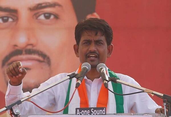 આજે પત્રકારો સાથેની વાતચીતમાં ધારાસભ્ય અલ્પેશ ઠાકોરે ભાજપ સરકાર પર આરોપ મૂક્યો હતો કે, સરકાર જ ઠાકોર સમાજને બદનામ કરી રહી છે. ઠાકોર યુવાઓને ટાર્ગેટ બનાવી રહી છે. સરકાર-ભાજપ ભલે મને બદનામ કરે પણ ઠાકોર સમાજને બદનામ ન કરે.