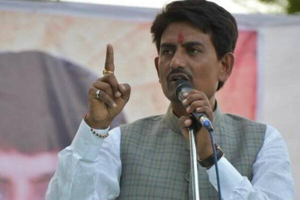 ગુજરાતમાં શાંતિ-ભાઈચારો જળવાઈ રહે તે માટે અમારા પ્રયાસો રહ્યા છે. કાલુપુર સ્ટેશને ઓબીસી એકતા મંચના ઉપાધ્યક્ષ મુકેશ ભરવાડ સહિત કોંગ્રેસી ધારાસભ્ય, કાર્યકરો પહોંચ્યા હતા જ્યાં તેમણે પરપ્રાંતીયોને ગુજરાત ન છોડવા સમજાવ્યા હતાં.