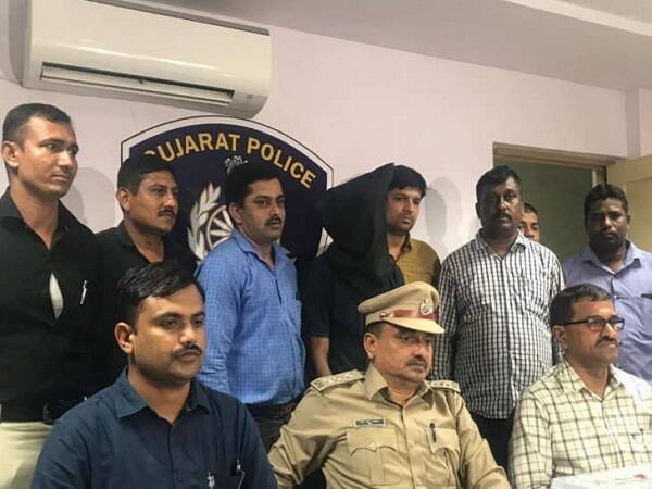 સુરતઃ નવરાત્રિના નોરતા શરૂ થવાના આગલા દિવસે જ ક્રાઈમ બ્રાંચે બોમ્બ બનાવવાની સાધન સામ્રગી સાથે એકની ધરપકડ કરીને સફળતા મેળવી છે.ક્રાઈમ બ્રાંચના એસીપી આર.આર.સરવૈયા અને પીઆઈ ચૌધરી તેમજ પીએસઆઈ ભોલાએ જણાવ્યું હતું કે, બાતમીને આધારે ગોડાદરા દેવધગામ જતાં વિક્ટોરિયા નામના નવા બંધાતા કોમ્પલેક્ષ પાસે બાઈક પર કાપડની થેલીમાં વિસ્ફોટક લઇ જતાં સોનેસીંગ ઉર્ફ સોનું જુગરાજસીંગ ઠાકુરને પકડી દબોચી લીધો છે.