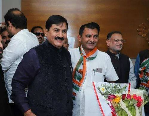 વિધાનસભાના વિપક્ષી કોંગી નેતા પરેશ ધાનાણીના ગઢ અમરેલીમાં તાલુકા પંચાયતની ત્રણ બેઠકો ભાજપે કોંગ્રેસ પાસેથી છીનવી લીધી હતી. અમરેલી તાલુકા પંચાયતની 18 બેઠકોમાંથી 16 બેઠકો ઉપર અગાઉ કોંગ્રેસનો ઝળહળતો વિજય થયો હતો. પરંતુ તાજેતરમાં જ પ્રમુખ- ઉપપ્રમુખની અઢી વર્ષની મુદત પુરી થતાં કોંગ્રેસનાં જ છ ઉમેદવારોએ બળવો કરી અલગ ચોકો જમાવેલો, જેથી કોંગ્રેસે પાર્ટીમાંથી બરતરફ કરતા સદસ્યોએ રાજીનામા ધરી દેવાથી ખાલી પડેલી છ સીટોની રવિવારે યોજાયેલી ચૂંટણીનું પરીણામ જાહેર થયું હતું. 