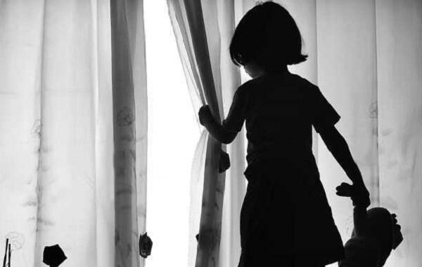 પોતાની સાથે બનેલી આ ઘટના અંગે ઘરે આવીને બાળકીએ તેની માતાને જાણ કરી હતી. જ્યારે બીજા દિવસે સંસ્થામાં પ્રોગ્રામ દરમિયાન માતા-પિતા સાથે આવેલી બાળકીએ સિક્યુરિટી કરતા અશોક ધોબીને ઓળખી બતાવ્યો હતો. શનિવાર અને રવિવારના રોજ સ્કૂલ બંધ હોવાથી સોમવારે બાળકીના પરિવારજનો સ્કૂલમાં આવ્યા હતા. જ્યાંથી મામલો પોલીસ મથકે આવતાં પોલીસે બાળકીની માતાની ફરિયાદ આધારે આરોપી અશોકભાઇ બાબુલાલ સામે પોક્સો હેઠળ ગુનો નોંધી પકડી લીધો હતો.