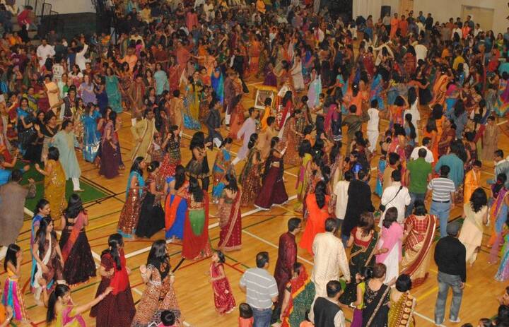 આ સમગ્ર તહેવારના જશ્ન માટે પરિવાર અને મિત્રો એક સાથે આવે છે. પૂજા, નાચ-ગાન અને વિવિધ પરંપરાઓનું પાલન કરે છે. આ પરંપરા તેમને વારસામાં મળેલી હોય છે. ટ્વિટમાં તેણે લખ્યુ કે, કેનેડા અને વિશ્વભરમાં નવરાત્રિ મનાવી રહેલા હિન્દુ સમુદાયના લોકોને આ તહેવાની શુભકામના.