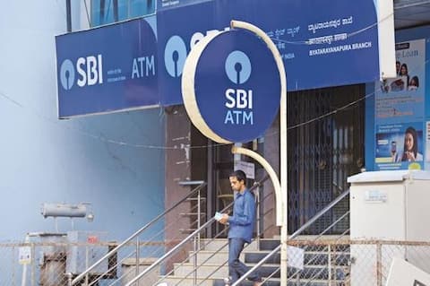 SBIના ખાતાધારકોને 6 મહિનામાં લાગ્યો 5,555 કરોડ રૂપિયાનો ચુનો, RTIમાં થયો ખુલાસો, જાણો વિગતે SBIના ખાતાધારકોને 6 મહિનામાં લાગ્યો 5,555 કરોડ રૂપિયાનો ચુનો, RTIમાં થયો ખુલાસો, જાણો વિગતે