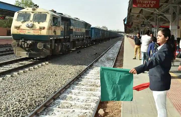 એક અંદાજ મુજબ બોનસથી રેલવેના દરેક કર્મચારીને આશરે 18,000 રૂપિયા મળશે. આ બોનસમાં રેલવે પ્રોટેક્શન ફોર્સ(RPF) અને રેલવે પ્રોટેક્શન સ્પેશિયલ ફોર્સ (RPSF)ના કર્મચારીઓ સામેલ થતા નથી. છેલ્લા 6 વર્ષતી રેલવે કર્મચારીઓને આટલું જ બોનસ મળી રહ્યું છે. તેનાથી રેલવે પર 2,000 કરોડ રૂપિયાનો બોજ પડવાનો અંદાજ છે.