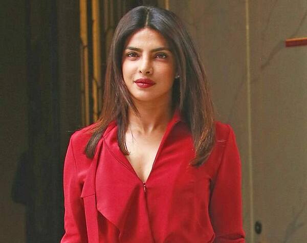 પરંતુ પ્રિયંકા ચોપરાના આ રેડ ડ્રેસની કિંમત અઢી લાખ રૂપિયા બતાવવામાં આવી રહી છે. 