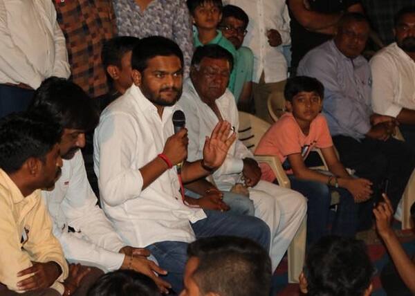 તેજસ્વી યાદવ સાથે વાત થઈ અને નીતિશકુમાર સાથે કોઈ વાત થઈ નથી. તમામ હિન્દુસ્તાનીને પાસ દ્વારા જરૂરી મદદ કરવામાં આવશે. અનામતના મુદ્દે 5-5 વર્ષે કોઈ નિર્ણય ન લઈ શકનાર રાજ્ય સરકાર આ મુદ્દે શું કરશે.