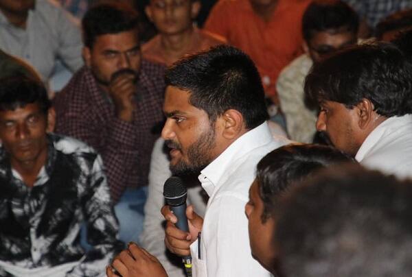 31 ઓક્ટોબરે સરદાર વલ્લભભાઈ પટેલની જન્મજયંતી છે. જેને લઈને હાર્દિક પટેલે રાજકોટ જિલ્લાના સરપંચો સાથે બેઠક યોજી હતી. સરદાર પટેલની જન્મજયંતીને ઐતિહાસિક બનાવવા સંકલ્પ લીધો હતો. તેમ જણાવ્યું હતું કે, સરદાર પટેલે ખેડૂતોને લઈને જે સ્વપ્ન જોયું હતું તે સ્વપ્ન સાકાર કરવાનું અમે કામ કરીશું.