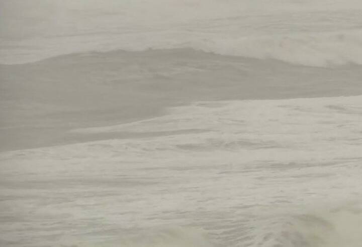 ઓડિશાના કાંઠા વિસ્તારના જિલ્લાઓમાં ભારે પવન ફૂંકાઇ રહ્યો છે. જેમાં ગંઝા, ખુર્દા, પુરી, જગતિસિંહપુર અને કેન્દ્રપાડામાંલોકોને સુરક્ષિત સ્થળોએ ખસેડવામાં આવ્યા છે. તિતલી ચક્રવાતના પગલે ટ્રેન પરિવહનને અસર પડી છે. અનેક ટ્રેનોને રદ કરવામાં આવી છે. જ્યાકે કેટલીક ટ્રેનોના રુટ બદલવામાં આવ્યા છે. આંધ્રપ્રદેશના કાંઠા વિસ્તારોમાં તિતલીનો કહેર ચાલું છે. અહીં શ્રીકાકુલમ જિલ્લામાં ભારે વરસાદની સાથે ભારે પવન પણ ફૂંકાઇ રહ્યો છે.